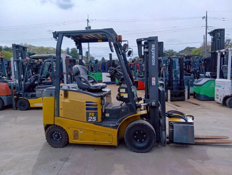 XE NÂNG ĐIỆN CŨ NGỒI LÁI THƯƠNG HIỆU KOMATSU MODEL FE25-1 ĐỜI 2014, KHUNG NÂNG 3M
